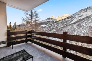 a balcony with a bench and a mountain view at Magnifique appartement rénové in Saas-Fee
