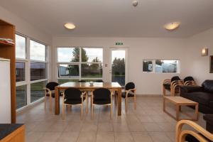 sala de estar con mesa de comedor y sillas en Guesthouse Eldhestar en Hveragerði
