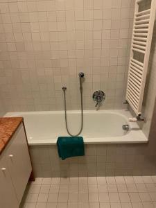 a bathroom with a bath tub with a green towel at Casa delle Rose - Appartamento Dagape in Marostica
