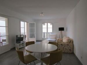 ein Wohnzimmer mit einem Tisch und einem Sofa in der Unterkunft New development Place des Lices in Saint-Tropez