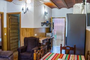 sala de estar con silla y escritorio en Apartamento Félix Romero II, en Castril 3 fotos más