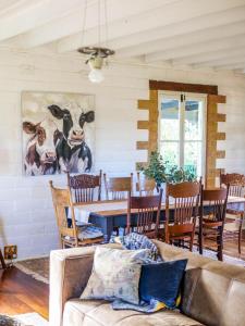 sala de estar con sofá, mesa y sillas en Petana Farm Stay en Morton