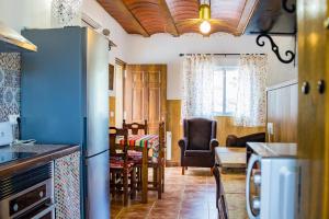 uma cozinha com um frigorífico e uma sala de jantar em Félix Romero II em Castril