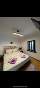 - une chambre avec un grand lit et 2 peignoirs dans l'établissement Αrchontiko Tis Marios, à Portariá