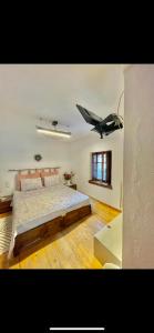 - une chambre avec un grand lit et un plafond dans l'établissement Αrchontiko Tis Marios, à Portariá