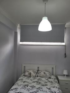 een slaapkamer met een bed en een raam bij K House in Odivelas +3 foto's