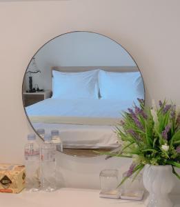- une chambre avec un lit et un miroir sur une table dans l'établissement Apec mandala new Phú yên, à Tuy Hoa