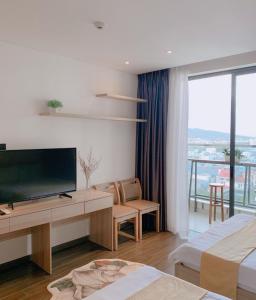 Cette chambre comprend 2 lits et une télévision à écran plat. dans l'établissement Apec mandala new Phú yên, à Tuy Hoa