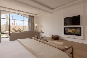 En TV eller et underholdningssystem på Ksar Char-Bagh Small Luxury Hotels