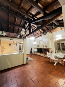 een grote woonkamer met een tafel en stoelen bij CHARME in Civita Castellana