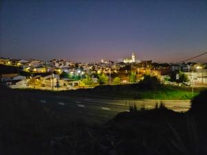 Gibraleón的住宿－FINCA RIODIEL，夜晚的城市景观