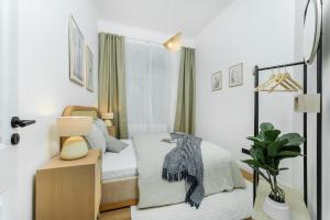 Posteľ alebo postele v izbe v ubytovaní Cozy Wenceslas square 700m Apartment, Prague
