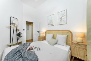 Posteľ alebo postele v izbe v ubytovaní Cozy Wenceslas square 700m Apartment, Prague