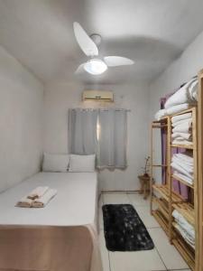 a small bedroom with a bed and a ceiling at Casa com Encanto in Pão de Açúcar