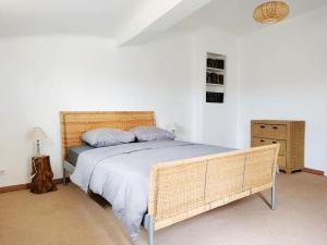 a bedroom with a large bed with a wooden headboard at Superbe T3 avec terrasse en plein cœur du centre historique in Aix-en-Provence