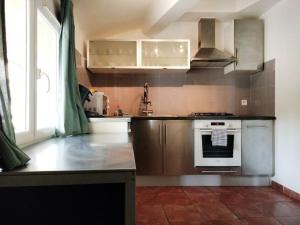 a kitchen with a stove and a counter top at Superbe T3 avec terrasse en plein cœur du centre historique in Aix-en-Provence