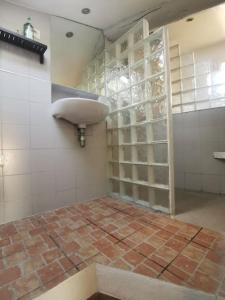 a bathroom with a sink and a tile floor at Superbe T3 avec terrasse en plein cœur du centre historique in Aix-en-Provence