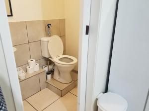małą łazienkę z toaletą w pokoju w obiekcie Kiaatplace Holiday Apartment w mieście Kingsborough