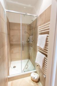 La salle de bains est pourvue d'une douche avec une porte en verre. dans l'établissement Das City-Appartment Zentrum West, à Leipzig