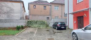 une voiture garée dans un parking à côté de certains bâtiments dans l'établissement Bitola No. 1 Apartment, à Bitola