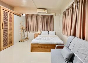 Postel nebo postele na pokoji v ubytování Muji Hotel KrabI