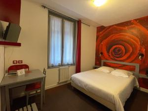 1 dormitorio con 1 cama y una pintura en la pared en Hôtel de la Plage, en Fécamp