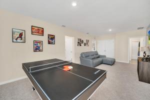 sala de estar con mesa de ping pong en 7655 Oakmoss Loop, en Loughman