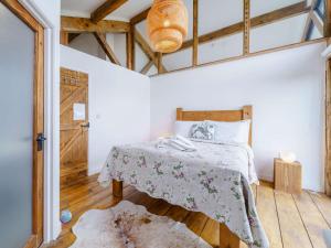 een slaapkamer met een bed en een houten vloer bij 3 Bed in Blackpool 41702 in Hambleton