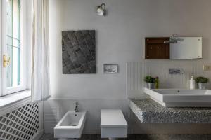 Ванна кімната в iFlat Classic And Contemporary Home