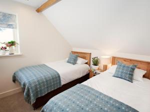 two twin beds in a room with a window at 2 Bed in Abergavenny 42909 in Mamhilad