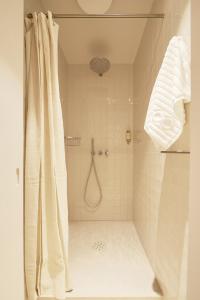 La salle de bains est pourvue d'une douche avec rideau de douche. dans l'établissement Lisbon All The Best - Bairro Alto 1, à Lisbonne