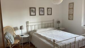 een slaapkamer met een bed en twee stoelen en twee lampen bij Le Mas de Caroline in Gargas