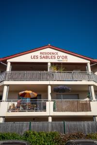 a building with a sign that reads residence los salinas dur at Sables d'Or in Vieux-Boucau-les-Bains