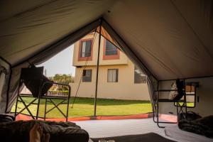 瑟瓦伊馬托布爾的住宿－Omak Tiger Seven，享有房屋景致的帐篷