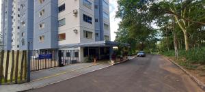 a building with a car parked next to a street at Suíte e copa com vista - Di Roma Rio Quente in Rio Quente