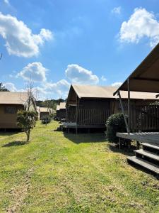 Fotografia z galérie ubytovania Camping le Lac de Thoux v destinácii Saint-Cricq