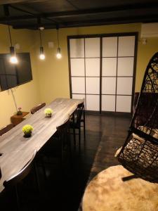Itomori في تاكاياما: قاعة المؤتمرات مع طاولة وكراسي خشبية طويلة