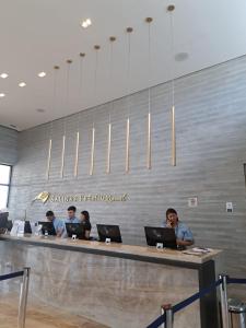 eine Gruppe von Menschen, die an einer Theke mit Laptops sitzen in der Unterkunft Resort Salinas Premium in Salinópolis