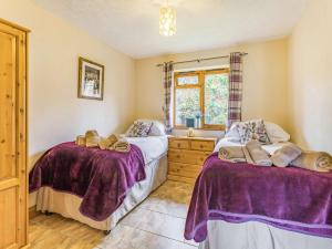 a bedroom with two beds and a window at 2 Bed in Worcester CC065 in Clifton upon Teme