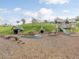un parque infantil con tobogán y estructura de juegos en 2 Bed in Worcester CC065, en Clifton upon Teme