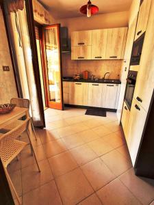 eine Küche mit Holzschränken und Fliesenboden in der Unterkunft Roma e Castelli Romani. in Rom