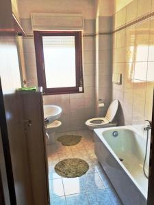 a bathroom with a tub and a toilet and a sink at Roma e Palazzo Pontificio di Castel Gandolfo-Vaticano in Rome