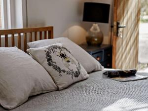 a bed with a pillow with a bird on it at 1 bed in Wittersham 49942 in Wittersham