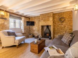 a living room with a stone wall at 1 Bed in Blockley 53420 in Blockley