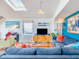 a living room with a blue couch and a tv at 2 Bed in Whitstable WCC19 in Whitstable