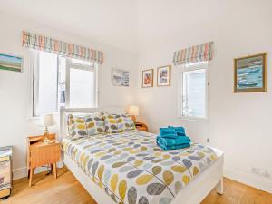 a bedroom with a bed and two windows at 2 Bed in Whitstable WCC19 in Whitstable