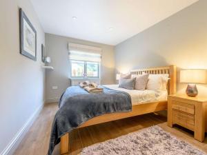 una camera con un grande letto e una finestra di 2 Bed in Winchcombe 57828 a Winchcombe