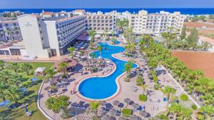 - Vistas aéreas a la piscina del complejo en Tsokkos Gardens Hotel, en Protaras