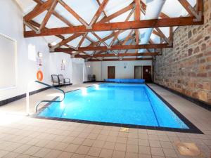 una gran piscina en un edificio con una pared de ladrillo en 3 Bed in Nr Bamburgh CN081, en Warenford