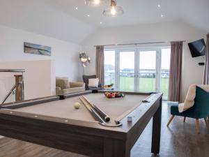 einen Billardtisch im Wohnzimmer mit Pool in der Unterkunft 3 Bed in Westward Ho 60264 in Westward Ho